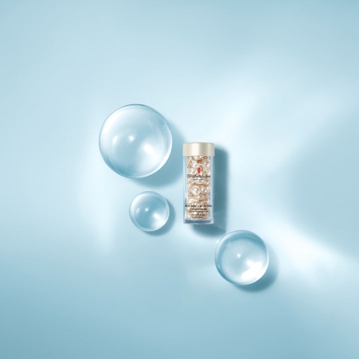 Elizabeth Arden Ceramide Hyaluronic Acid 30 kpl kosteuttava seerumi läpinäkyvässä purkissa vesikuplien ympäröimänä