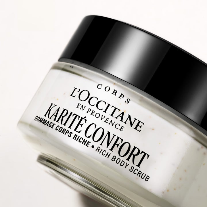 L'Occitane Shea Butter Rich Body Scrub 200 ml kuorintavoide lasipurkissa mustalla kannella.