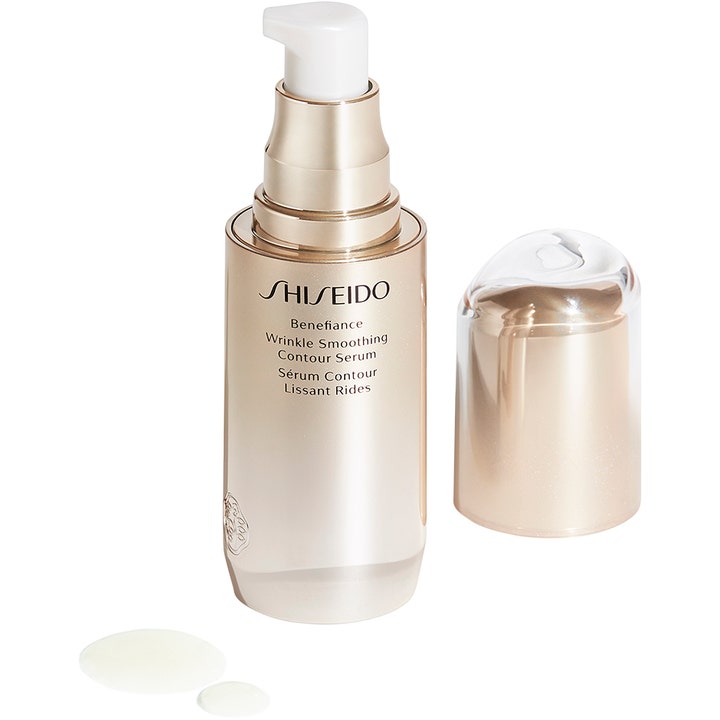 Shiseido Benefiance Wrinkle Smoothing Serum 30 ml juonteita silottava seerumi kultaisessa pullossa ja vaaleaa tekstuuria.