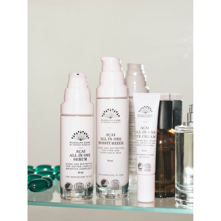 Rudolph Care Açai All in One Eye Cream 15 ml silmänympärysvoide tuubissa osana ihonhoitorutiinia hyllyllä