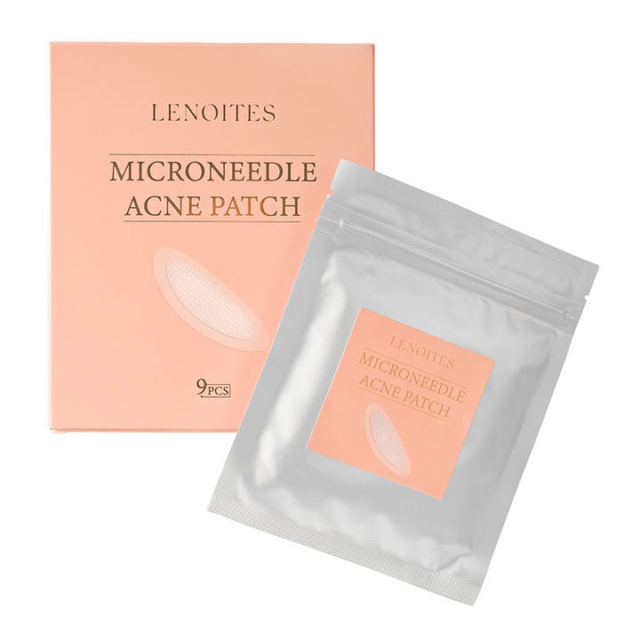 Lenoites Microneedle Acne Patch 9 kpl finnilaastari ja hopeinen pussi persikanvärisen pakkauksen edessä.