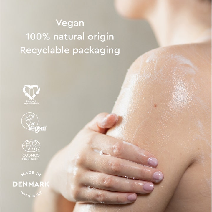 Urtekram Wild Lemongrass Body Wash 500 ml raikastava vegaaninen suihkusaippua vaahtoaa iholla 100% natural origin.