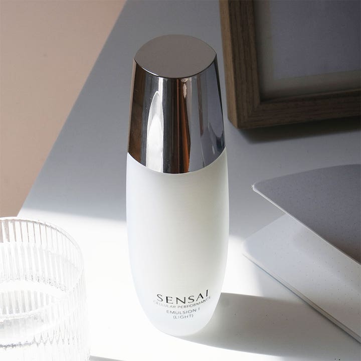 Sensai Cellular Performance Emulsion I Light 100 ml kosteuttava kasvovoide huurteisessa pullossa hopeakorkilla.