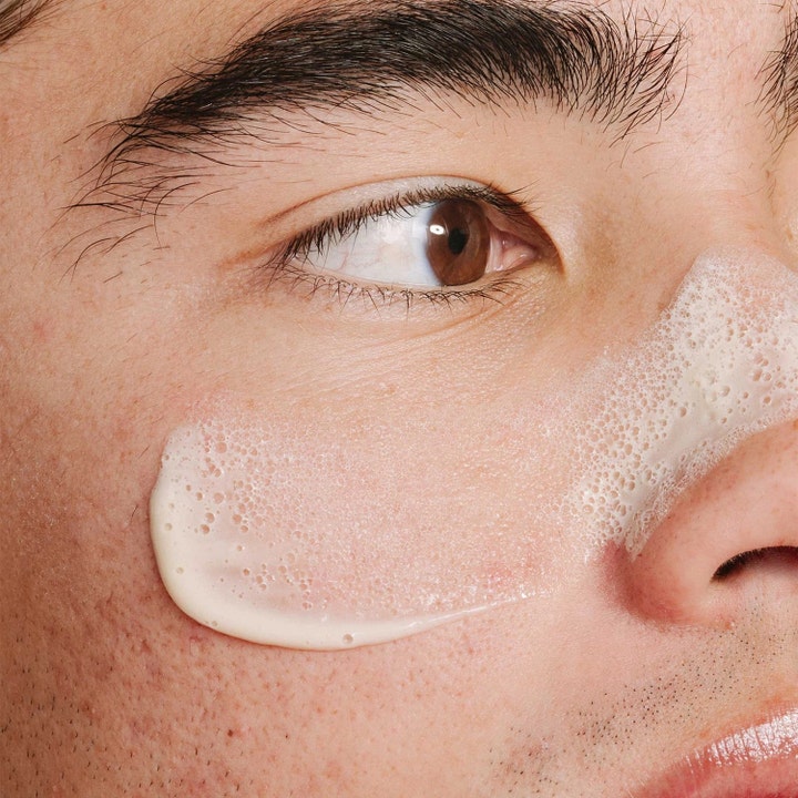 Dermalogica Clear Start Blackhead Clearing Fizz Mask 50 ml puhdistava kasvonaamio iholla poreilevana vaahtona.
