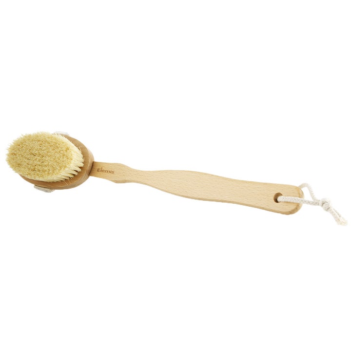 Elemis Body Detox Skin Brush 1 kpl kuoriva vartaloharja, jossa on pitkä puuvarsi ja vaaleat luonnonharjakset.