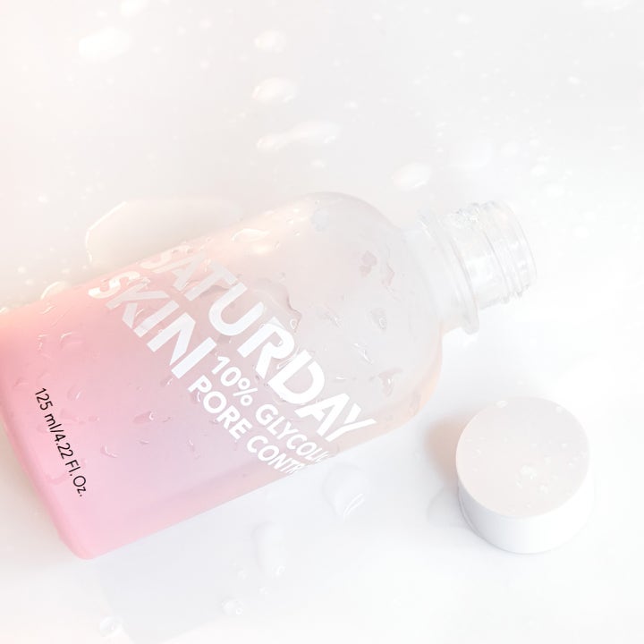 Saturday Skin Pore Clarifying Toner 125 ml huokosia supistava kasvovesi vaaleanpunaisessa huurteisessa pullossa.