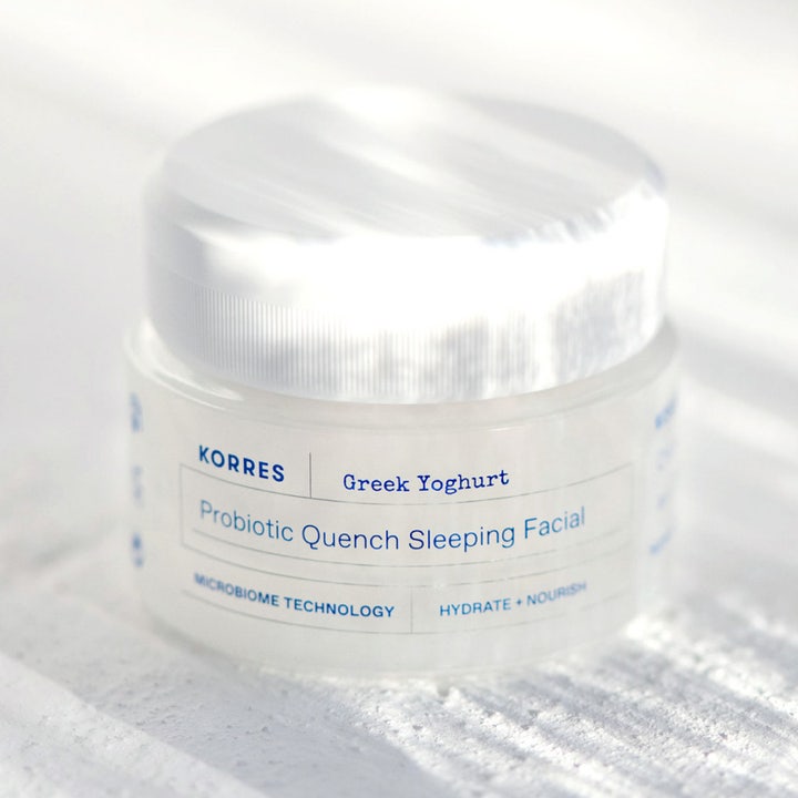 KORRES Greek Yoghurt Probiotic Quench Sleeping Facial 40 ml kosteuttava kasvovoide huurteisessa lasipurkissa.