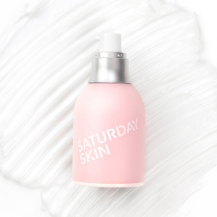 Saturday Skin Wide Awake Brightening Eye Cream 30 ml kirkastava silmänympärysvoide vaaleanpunaisessa pumppupullossa.