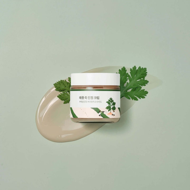 Round Lab Mugwort Calming Cream 80 ml rauhoittava kasvovoide beige voidekoostumus ja vihreitä marunalehtiä