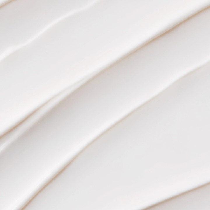 Dermalogica Prisma Protect SPF30 50 ml kosteuttava aurinkovoide kasvoille kermainen ja sileä valkoinen koostumus