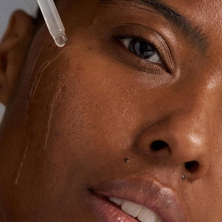 Dermalogica Circular Hydration Serum 59 ml kosteuttava kasvoseerumi jota levitetään pipetillä kasvoille.