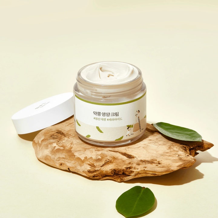 Round Lab Soybean Nourishing Cream 80 ml ravitseva kasvovoide täyteläisellä koostumuksella avatussa purkissa.