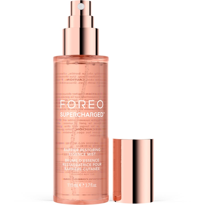 FOREO SUPERCHARGED Barrier Restoring Essence Mist 110 ml kasvosuihke persikanvärisessä pullossa ruusukultaisella pumpulla