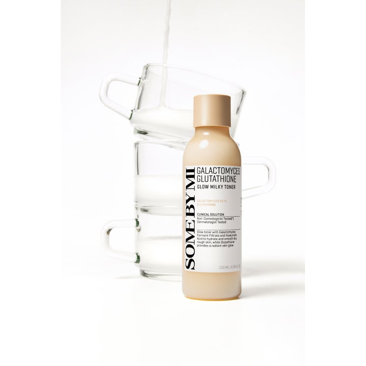 Some By Mi Galactomyces Glutathione Glow Milky Toner 200 ml kirkastava kasvovesi beige pullo pinottujen lasikuppien edessä