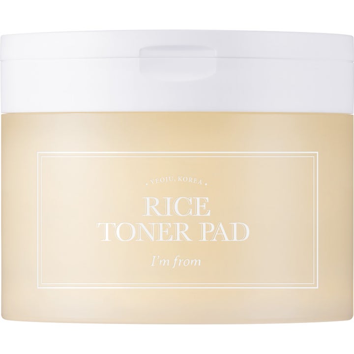 I'm from Rice Toner Pad kirkastavat kasvovesi-laput beigessä muovipurkissa valkoisella kannella.