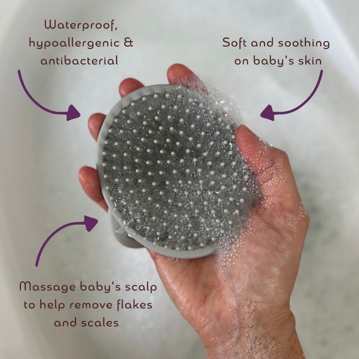 Kokoso Bath Brush 1 kpl on antibakteerinen ja vedenpitävä harmaa silikoniharja vauvan päänahan hellään hierontaan.