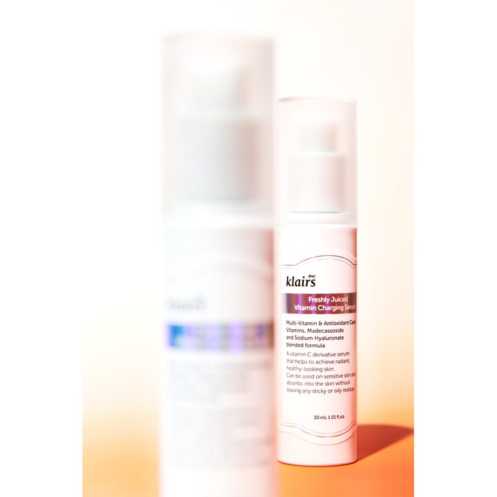 Klairs Freshly Juiced Vitamin Charging Serum 30 ml heleyttävä seerumi valkoisessa pumppupullossa lämpimällä taustalla