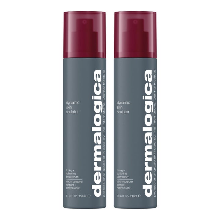 Dermalogica Dynamic Skin Sculptor 150 ml kiinteyttävä vartaloseerumi harmaissa suihkepulloissa tummanpunaisilla korkeilla.
