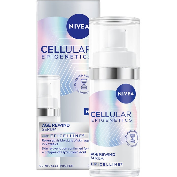 Nivea Cellular Epigenetic Age Rewind Serum 30 ml nuorentava seerumi valkoisessa pumppupullossa ja hohtavassa pakkauksessa.