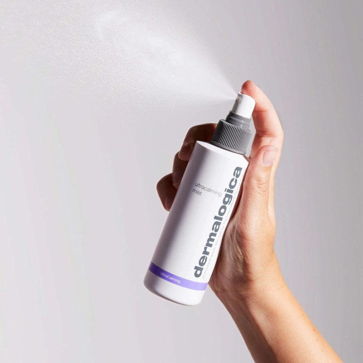 Dermalogica UltraCalming Mist 177 ml rauhoittava kasvosuihke suihkutetaan hienona sumuna valkoisesta pullosta.
