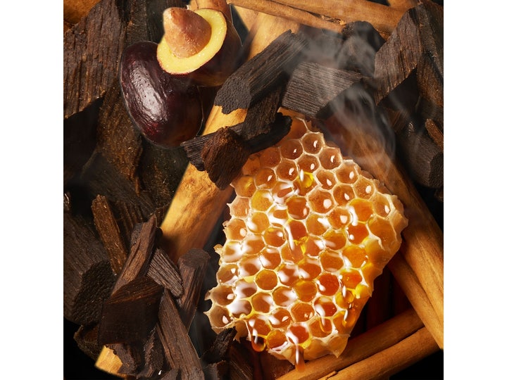 Molton Brown Mesmerising Oudh Accord & Gold 300 ml nestesaippua, jossa on hunajakenno ja oud-puun paloja.