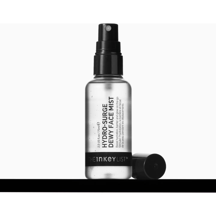 The INKEY List Hydro-Surge Dewy Face Mist 75 ml kosteuttava kasvosuihke valkoisessa pullossa ja pakkauksessa.