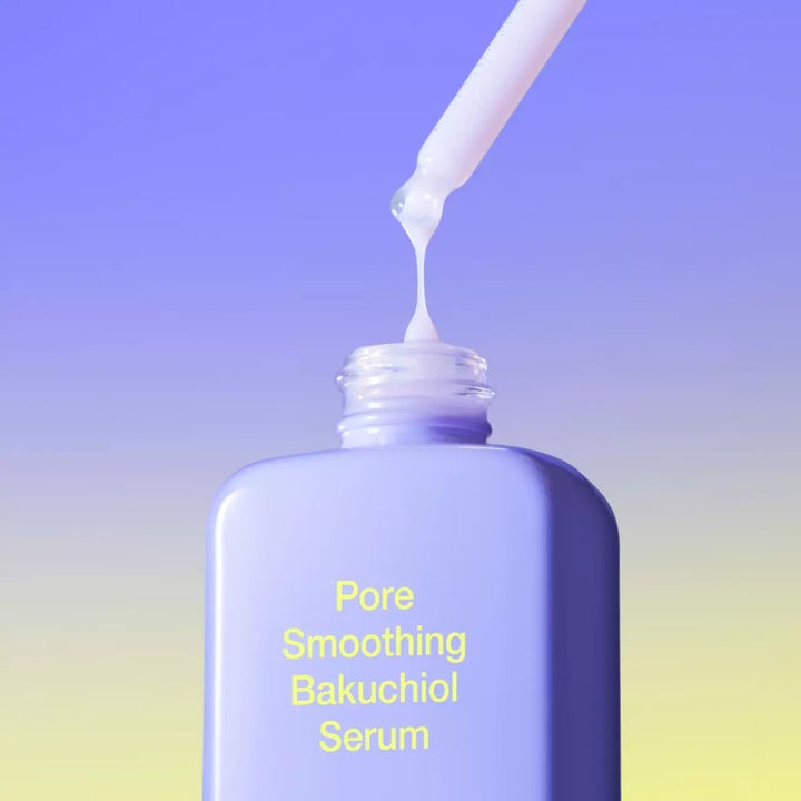 By Wishtrend Pore Smoothing Bakuchiol Serum 30 ml silottava kasvoseerumi, pipetti ja maitomainen koostumus liilassa pullossa.