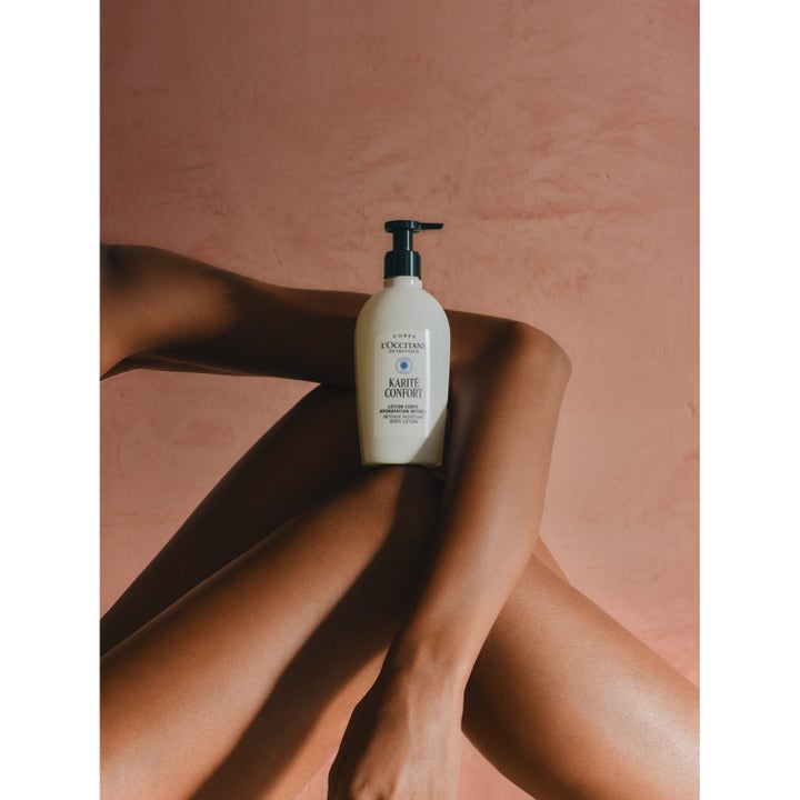 L'Occitane en Provence Shea Butter Body Lotion 240 ml kosteuttava vartalovoide pumpullisessa pullossa iholla.