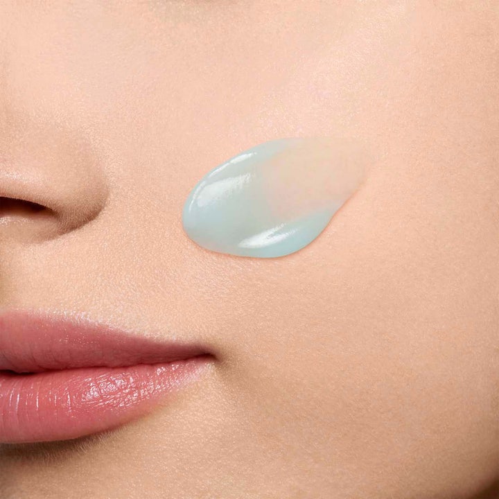Clarins Hydra-Essentiel Moisturizes & Quenches Matte Gel 75 ml kosteuttava kasvogeeli vaaleansininen koostumus iholla.