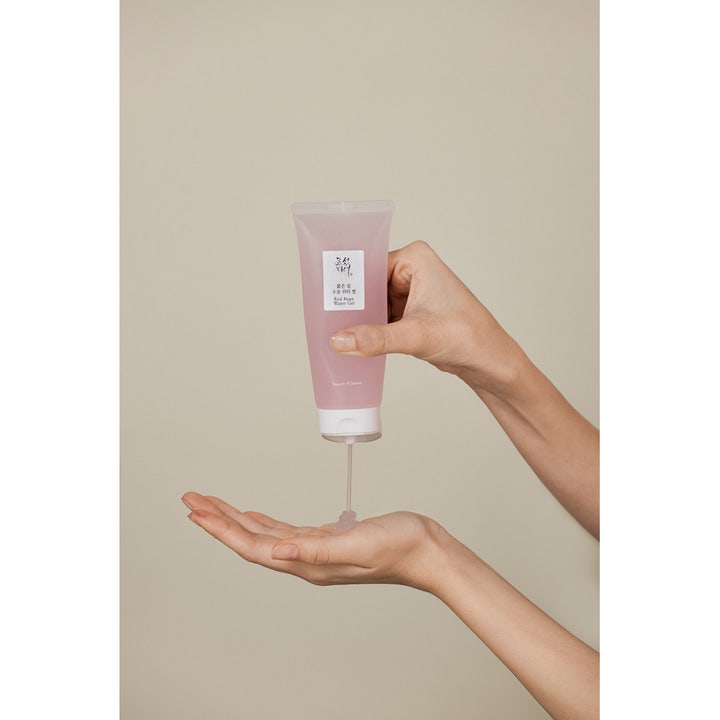 Beauty of Joseon Red Bean Water Gel 100 ml kosteuttava kasvovoide vaaleanpunaisessa tuubissa jota puristetaan kädelle.