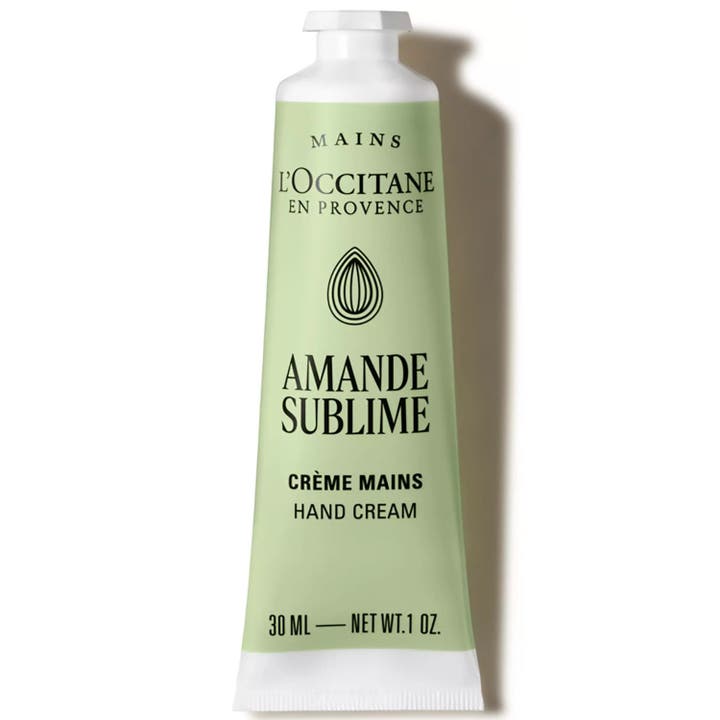 L'Occitane Amande Delicious Hands 30 ml pehmentävä käsivoide vaaleanvihreässä tuubissa mustalla korkilla.