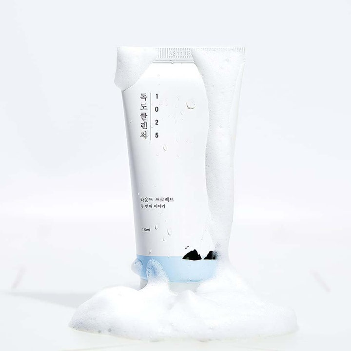 Round Lab 1025 Dokdo Cleanser 150 ml puhdistusaine, jonka valkoinen tuubi on paksun ja ilmavan vaahdon peitossa.