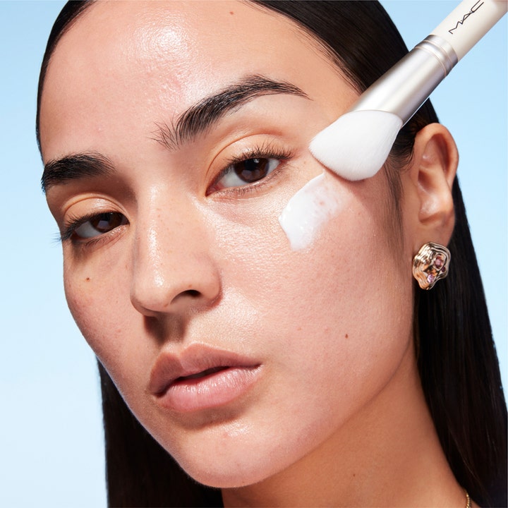 MAC Cosmetics Serum + Moisturizer Brush 1 kpl ihonhoitosivellin levittää valkoista voidetta mallin kasvoille.