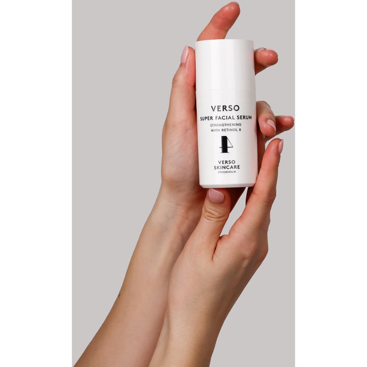 Verso N°4 Super Facial Serum 30 ml vahvistava retinoliseerumi valkoisessa pumppupullossa käsien pitelemänä.