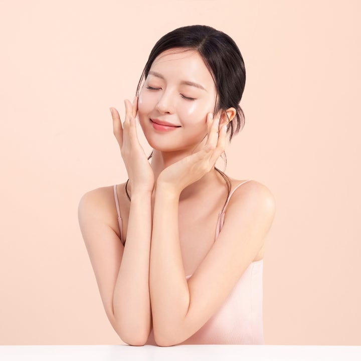 Dr. Ceuracle PDRN & Retinol Shot Ampoule 30 ml uudistava seerumi luo hehkua naisen hyvin hoidetulle iholle.