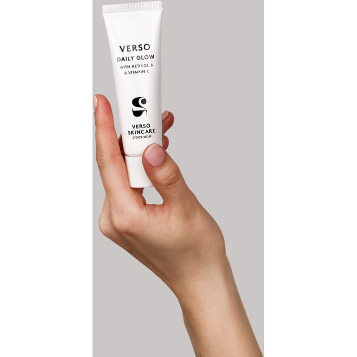 Verso N°2 Daily Glow 30 ml heleyttävä voide valkoisessa tuubissa kädessä pideltynä.