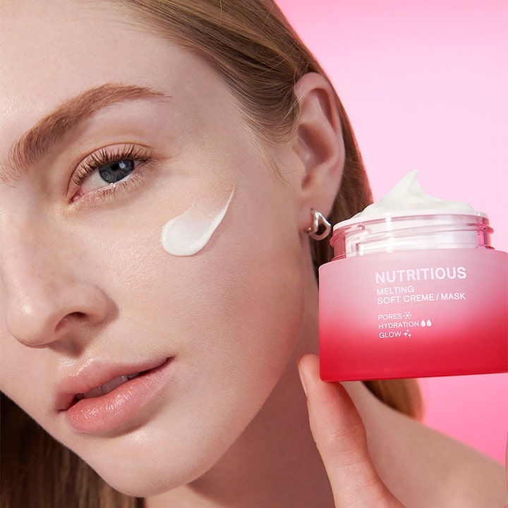 Estée Lauder Nutritious Melting Soft Cream And Mask 50 ml kosteuttava kasvovoide levitettynä poskelle