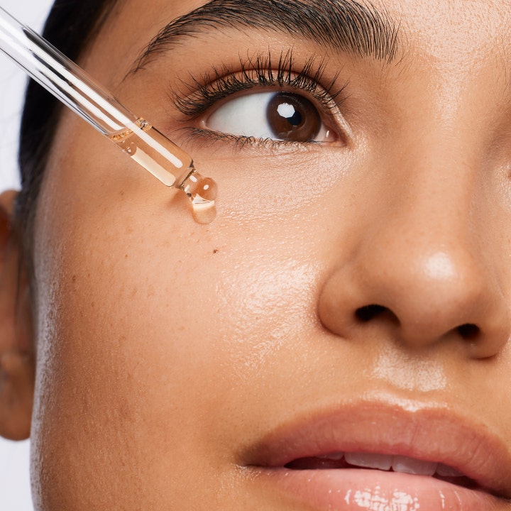 Ole Henriksen Strength Facial Oil 30 ml vahvistava kasvoöljy levitettynä pipetillä suoraan kasvojen iholle
