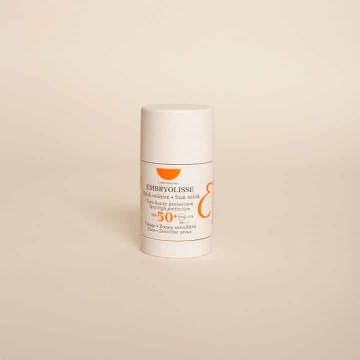 Embryolisse Sun Stick SPF50+ 15 g aurinkosuojapuikko antaa korkean suojan herkillä ihoalueilla valkoisessa hylsyssä.