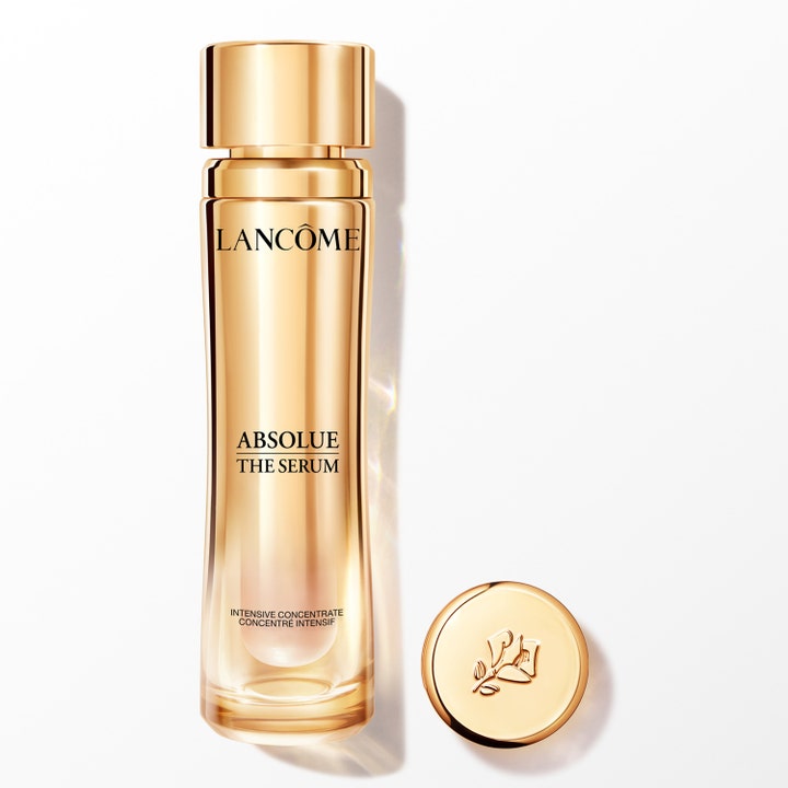 Lancôme Absolue The Serum uudistava ja intensiivinen kasvoseerumi kultaisessa lasipullossa ja irrallinen kultainen korkki.