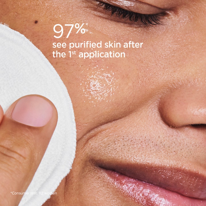 Clarins Mypure-Reset Purifying Matifying Toner 200 ml puhdistava kasvovesi ja vanulappu kasvoilla.