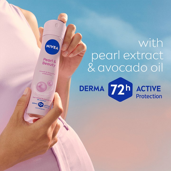 NIVEA Pearl & Beauty 150 ml deodoranttisuihke antaa 72h suojan helmiuutteella henkilön pitelemässä pullossa.