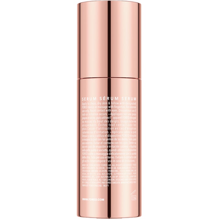 FOREO Supercharged Serum 2.0 30 ml kosteuttava seerumi ruusukultaisessa pullossa takaa kuvattuna valkoisella tekstillä