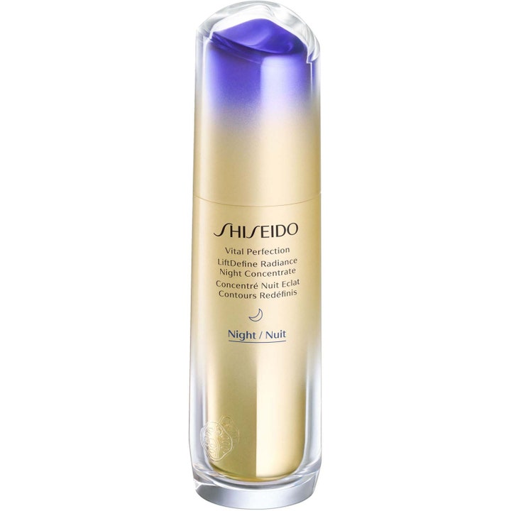 Shiseido Vital Perfection LiftDefine Radiance Night Concentrate kiinteyttävä yötiiviste kultaisessa ja violetissa pullossa