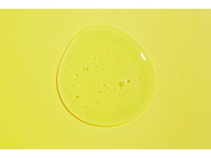 COSRX Low pH Good Morning Gel Cleanser 150 ml puhdistusgeeli, jonka kirkas ja kupliva koostumus näkyy keltaisella pohjalla.
