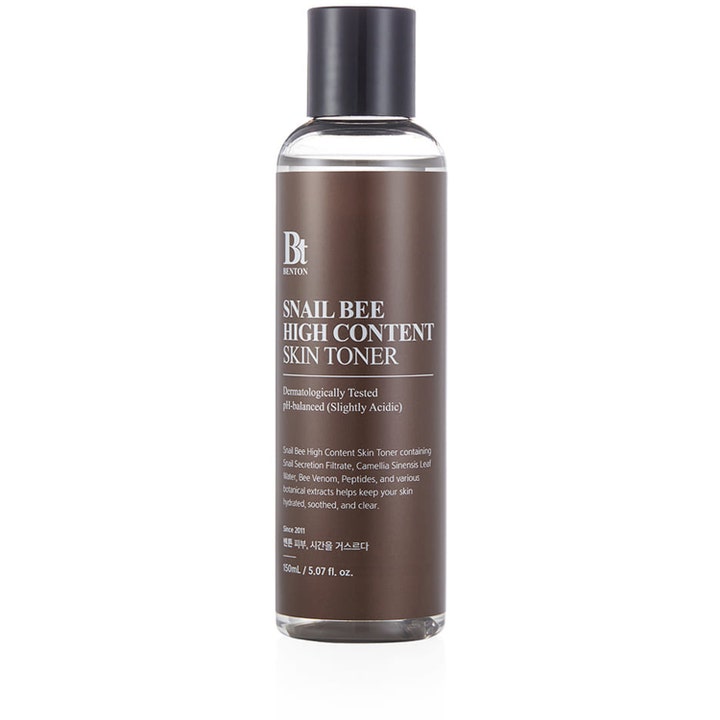 Benton Snail Bee High Content Skin Toner 150 ml rauhoittava kasvovesi kirkkaassa pullossa, jossa on ruskea etiketti.