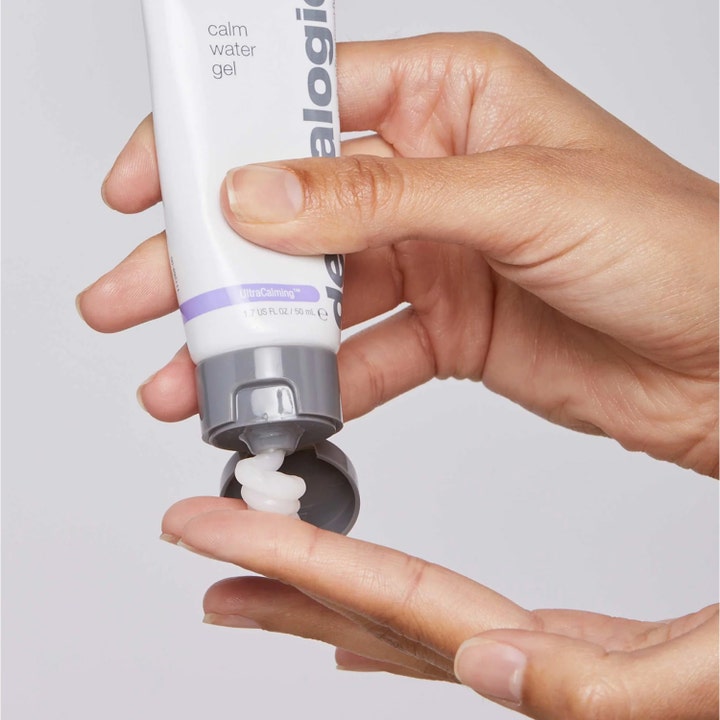 Dermalogica UltraCalming Calm Water Gel 50 ml kosteuttava geelivoide jota puristetaan valkoisesta tuubista.