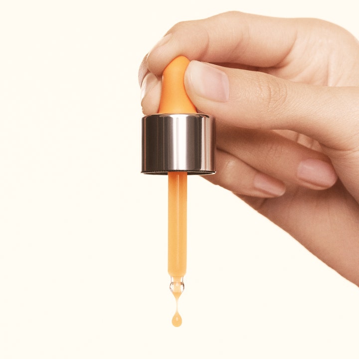 Elizabeth Arden Prevage Progressive Renewal Treatment 4x10ml uudistava seerumi ja pipetti josta tippuu oranssi pisara.