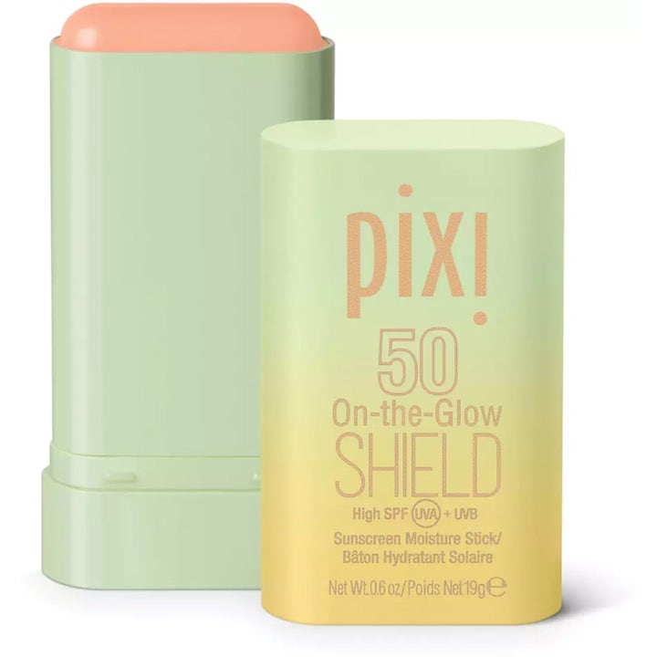 Pixi On-the-Glow Shield 19 g aurinkosuojapuikko SPF 50 suojaa ja kosteuttaa ihoa sisältäen persikanvärisen voiteen.
