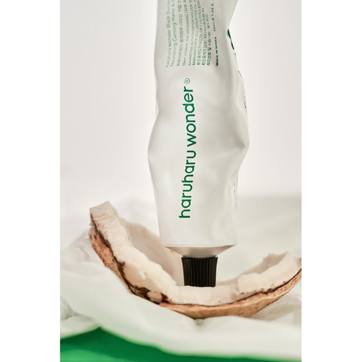Haruharu wonder Black Bamboo Nourishing Calming Hand & Nail Cream 50 ml rauhoittava käsivoide kookospähkinän kuoressa.